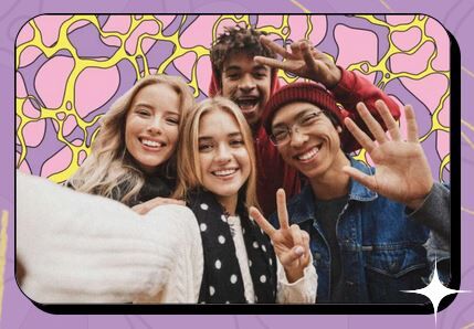 Vier junge Menschen posieren fröhlich für ein Selfie. Sie lächeln und zeigen Peace-Zeichen. Der Hintergrund ist bunt und abstrakt gestaltet.