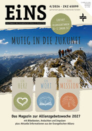 Das Cover des Magazins "EiNS" zeigt eine Gruppe von Menschen, die auf einem Berggipfel stehen und in die Ferne blicken. Der Titel "Mutig in die Zukunft" ist prominent platziert. Darunter sind drei Symbole: ein Herz, ein Buch und eine Mission. (Text KI generiert)