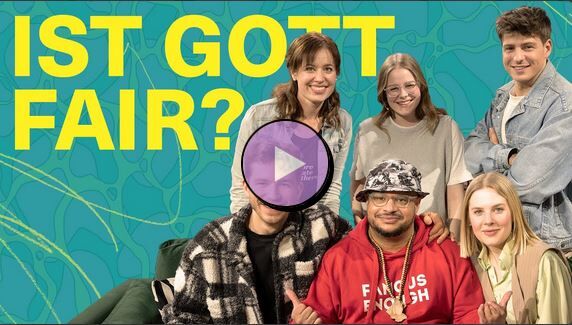 Sechs junge Menschen posieren vor einem bunten Hintergrund mit der Frage "IST GOTT FAIR?" in großen, auffälligen Buchstaben. In der Mitte steht ein Mann mit einer Mütze und einer roten Jacke. Alle lächeln in die Kamera.