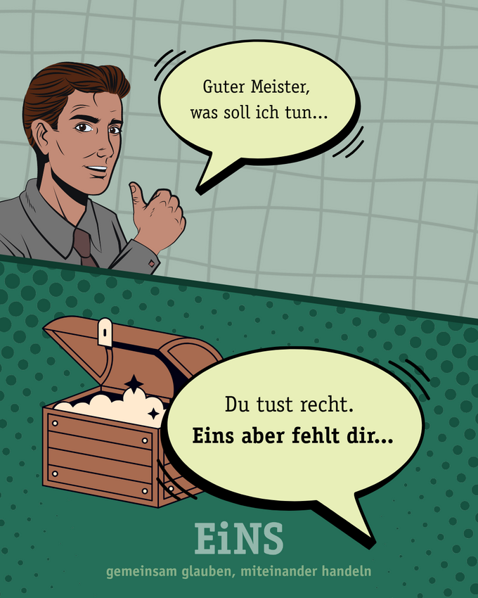 Ein Mann mit braunen Haaren und einem Hemd zeigt mit dem Daumen nach oben. Über ihm sind Sprechblasen mit Text: "Guter Meister, was soll ich tun..." und "Du tust recht. Eins aber fehlt dir...". Im Hintergrund ist eine Schatzkiste mit verschiedenen Objekten zu sehen.
