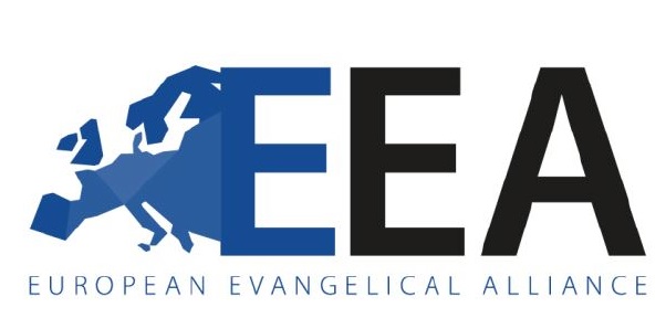Logo der Europäischen Evangelischen Allianz (EEA) mit stilisiertem blauen Kontinent und den Buchstaben "EEA" in Schwarz. Darunter steht der vollständige Name in kleinerer Schrift.